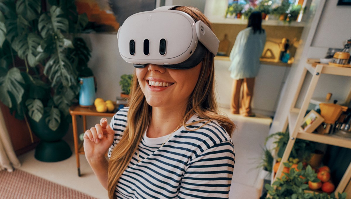 Nő VR szemüveggel, futurisztikus digitális környezetben